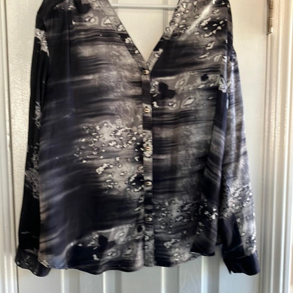 A black and gray and white blouse large - Picture 1 of 3